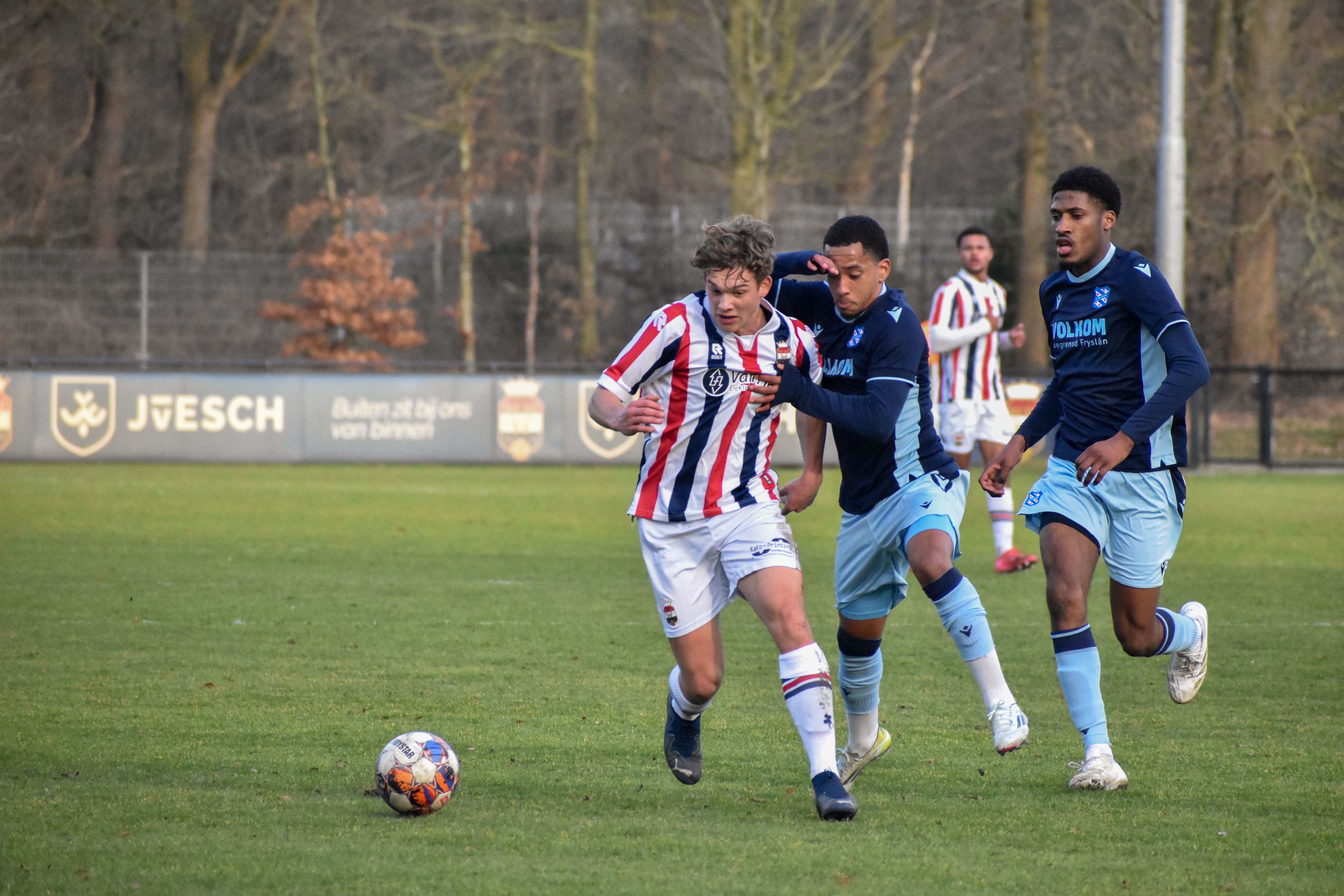 Duel om de bal JO21-SCH