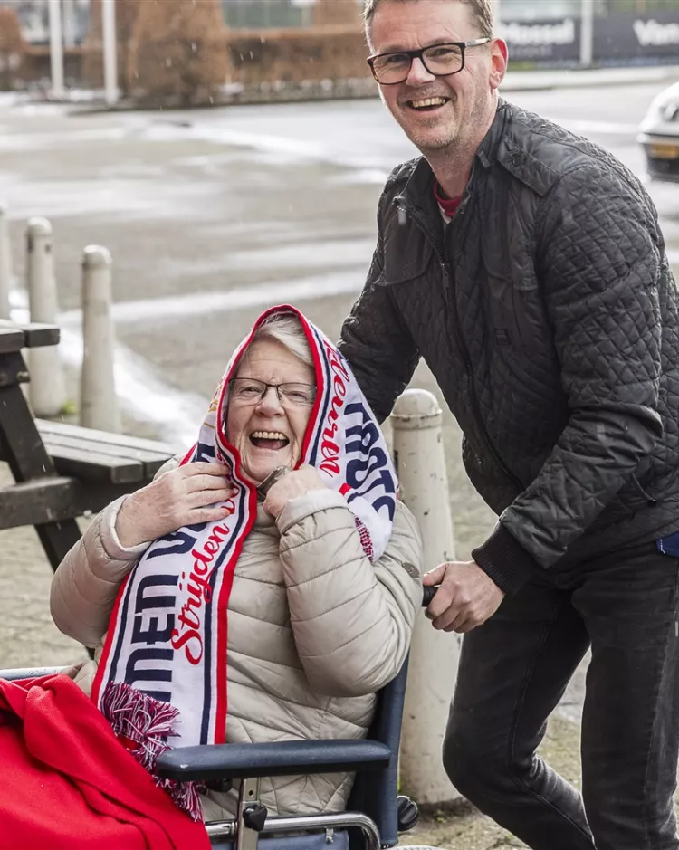 Willem II-supporters bezorgen ouderen een onvergetelijke dag