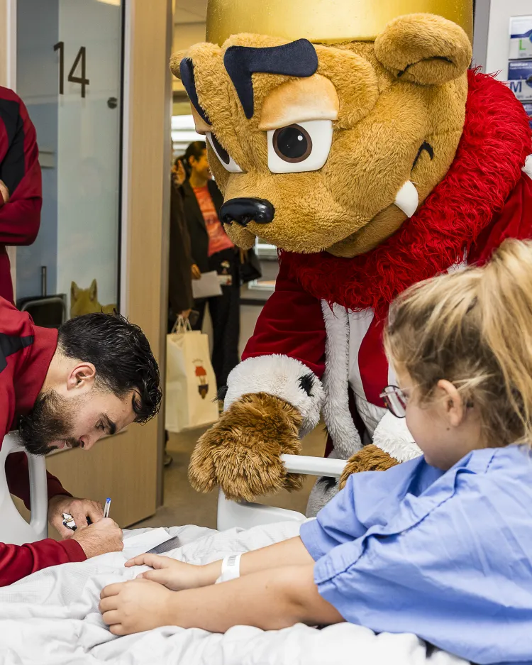 Willem II bezoekt kinderafdeling ETZ Tilburg
