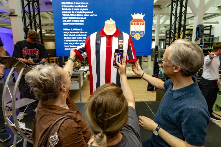 130 supporters beleven eerste onthulling van jubileumshirt