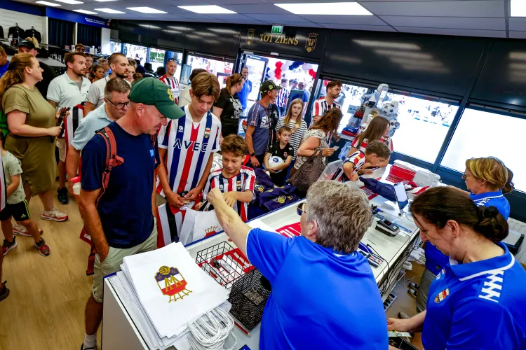 Matchday brengt de fanshop tot leven: ‘Het is hier áltijd  vol’  