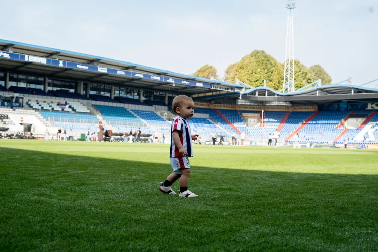Allereerste babyshoot brengt jongste welpjes samen