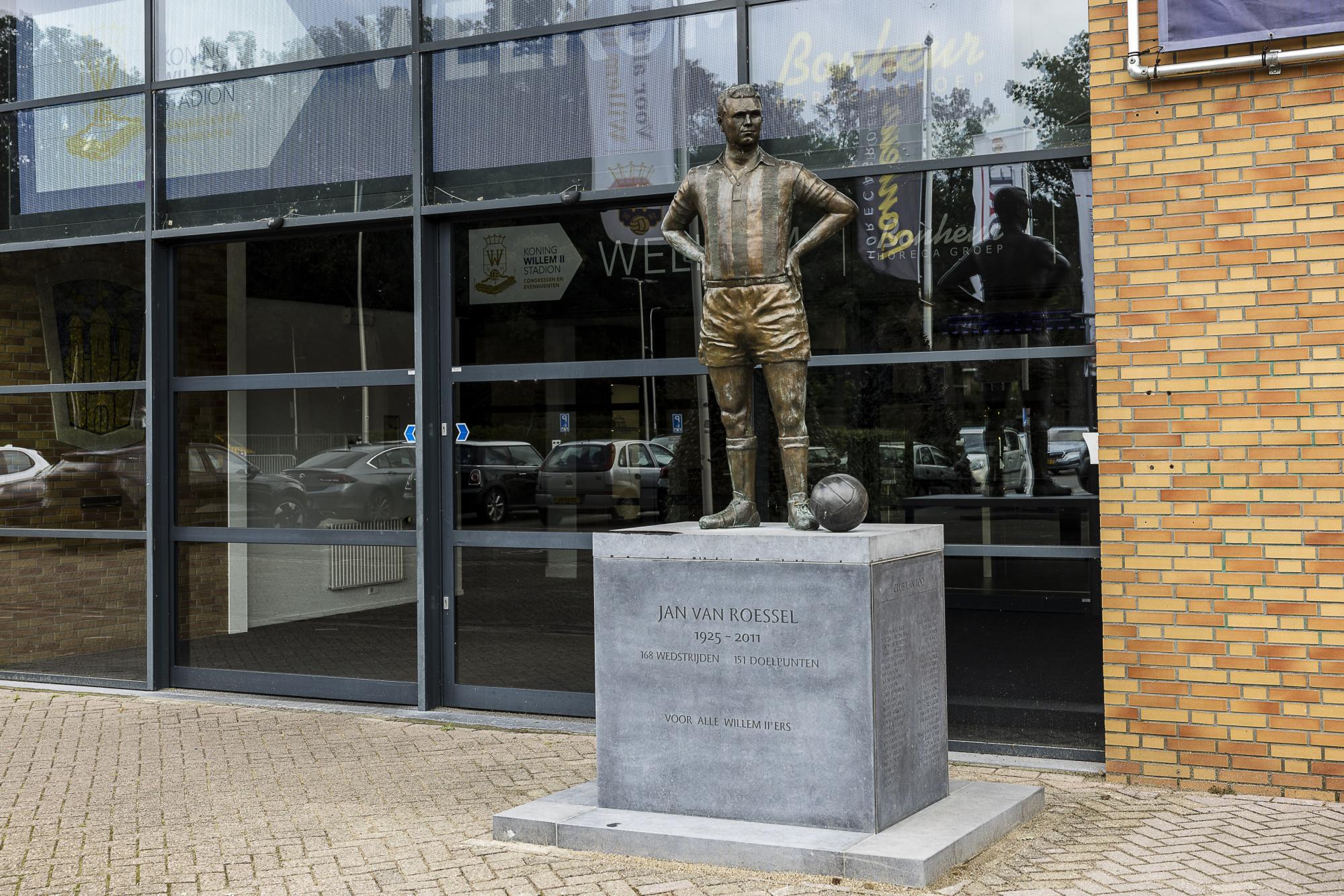 Standbeeld Jan van Roessel verplaatst Willem II
